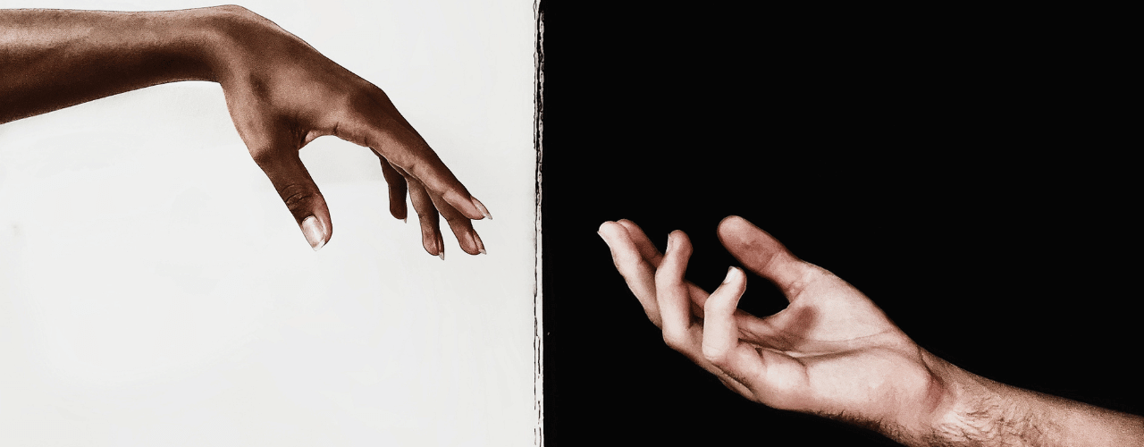 Restare umani non è uno slogan ma una scelta quotidiana. Scopri come coltivare umanità, compassione e perdono, ispirandoti a Un Corso in Miracoli. restiamo umani il coraggio della comprensione e del perdono