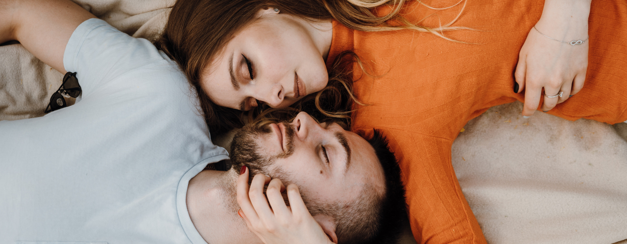 Quando due persone si incontrano e decidono di amarsi, passano del tempo insieme creando un'intimità, uno scambio di energie infinitamente ricche di informazioni amarsi solo un po e impossibile